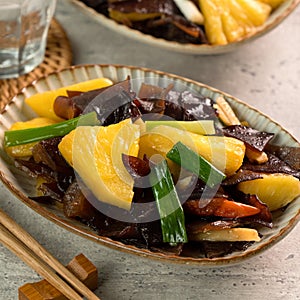 Stir-fried pineapple with black wood ear fungus