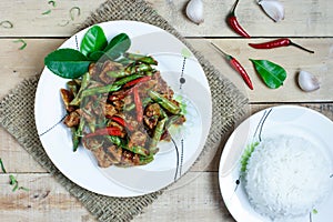 Stir fried pork and red curry paste with string bean