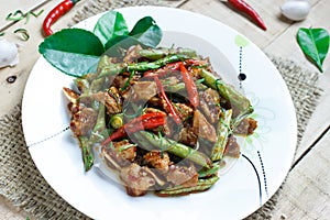 Stir fried pork and red curry paste with string bean