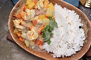 Stir-fried shrimp with curry powder and steamed rice. Thai food