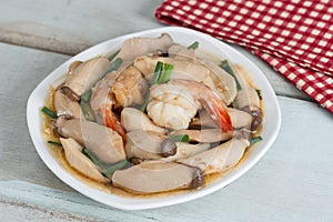 Stir-fried shrimp with pleurotus eryngii.