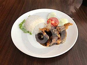 Stir fried soft shell crab with black pepper sauce served with j