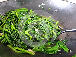 Stir-fried spinacia oleracea