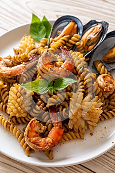 stir-fried spiral pasta with seafood and basil sauce