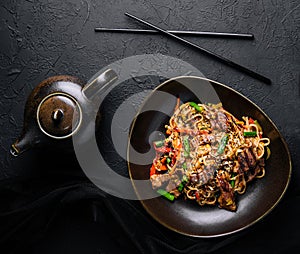 Stir fry noodles with vegetables and beef