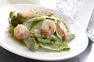 Stir-fry a snow peas shrimp dish