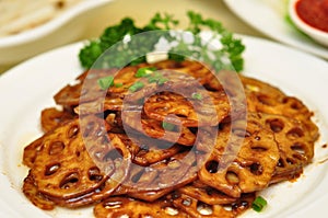 Stir-frying lotus root slices with sauces