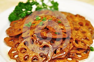 Stir-frying lotus root slices with sauces