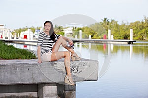 Stock image woman sitting on a ledge