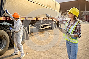 Stock keeper girl Currently using the product tablet Before exporting for sale photo