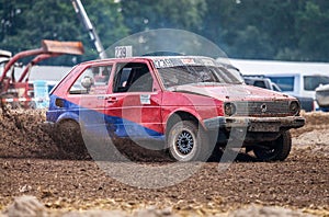 Stockcar drives on a dirty track at a Stockcar challenge.