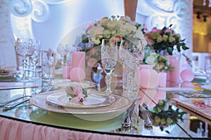 StolovÃâe tools and flowers on the wedding table