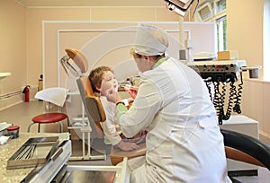 Stomatologist treats to child teeth