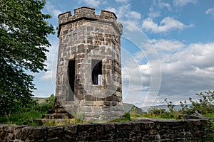 Kámen věž na kostka ozdobný kopec v skotsko modrá obloha stěna v popředí 