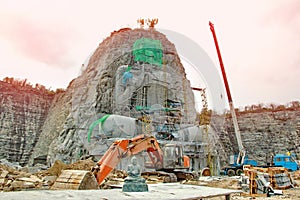 Stone carving and plaster for the construction of the Buddha statue