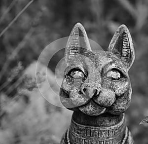 A stone cat skulpture