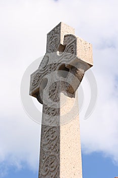 Piedra céltico cruz en nubes 