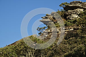 Piedra colina Bosque a cielo azul en brasil 