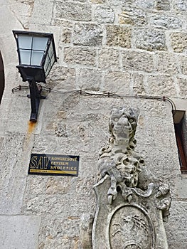 Kamenný lev s erbom Smolenického zámku v neogotickom štýle, Slovensko