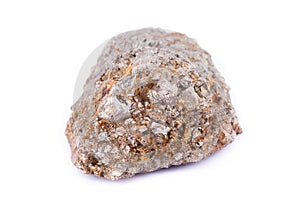 Kamenný makro minerál arzenopyrit na bielom pozadí