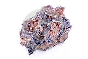 Kamenný makro minerál goethit na bielom pozadí