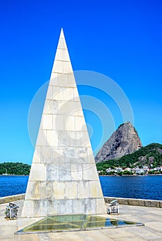 A stone pyramid-shaped needle rising from the ground, Estacio de