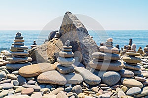 Piedra pirámides acostado afuera sobre el costa  