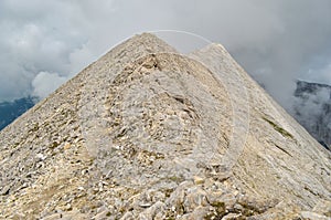 Stone ridge between Kutelo peaks