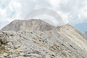 Stone ridge between Kutelo peaks