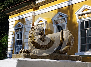 Stone sculpture of a lion in front of the palace