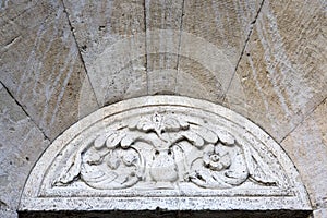 Piedra estatuas sobre el de catedral en ()  