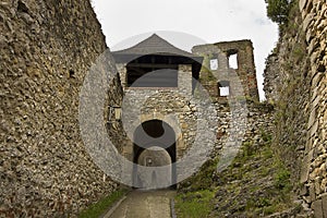 Kamenná zeď starobylého hradu s podloubím
