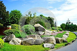 The stone wall garden