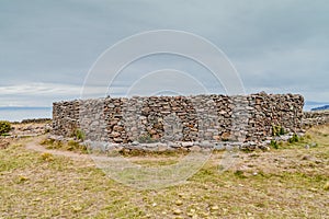 Piedra templo sobre el colina 