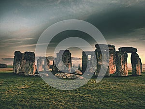 Krásný západ slunce nad Stonehenge v Anglii