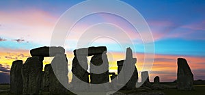 Obraz Stonehenge v U K proti barevné nebe.