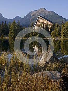 Kamene, jazero a hotel vo Vysokých Tatrách