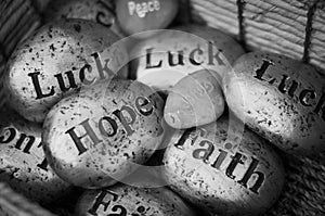 Kameny suvenýry mír naději štěstí víra angličtina hebrejština 