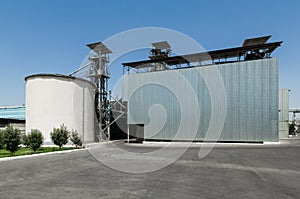 Storage tank and building