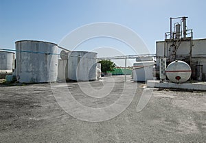 Storage tank and building