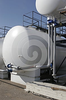 Storage tanks and pipelines