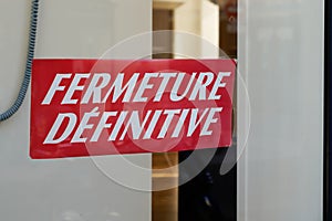 Store panel information on closed boutique windows in french fermeture definitive means final closure photo