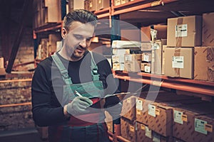 Storekeeper with manual pick list on a warehouse