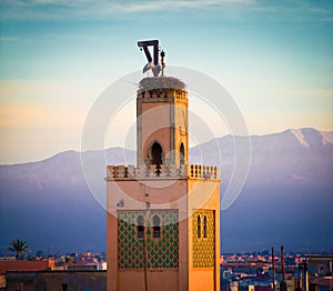 Cigüena nido sobre el mezquita Marruecos 