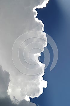 Tormenta nubes en cielo azul 