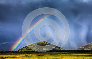 Tempesta la pioggia nuvola colorato chiaro vibrante arcobaleno Attraverso rurale il grande Gran Bretagna unito regno 