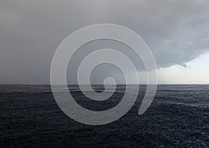 Tempesta il mare. la pioggia 