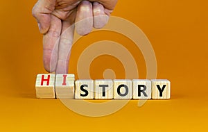Příběh. ukázalo kostky změny slovo příběh na. krásný oranžový stůl oranžový 