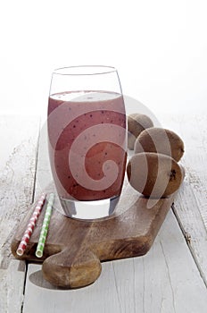 Straberry kiwi smoothie in a glass