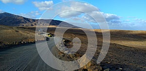 strada sterrata in paesaggio desolato